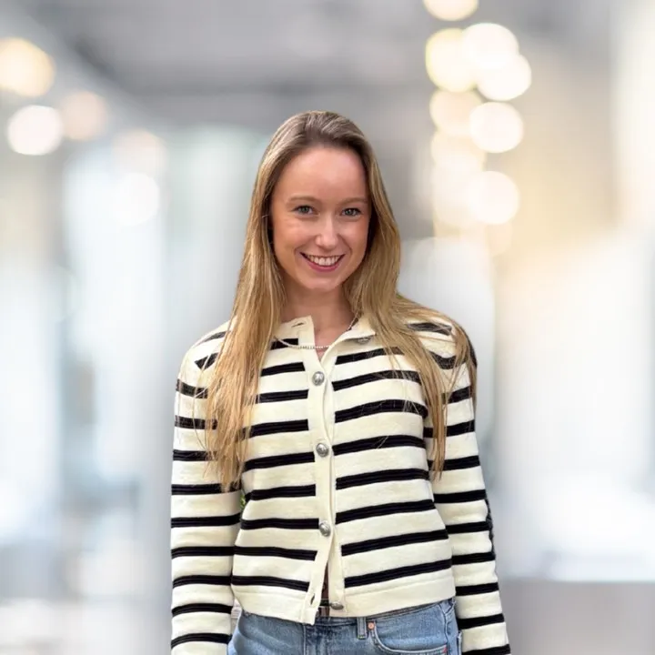 Dana Vulpes, zuständig für Marketing und Kundenbetreuung bei B&S Autowelt, in gestreifter Strickjacke